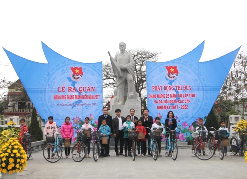 (Các đồng chí lãnh đạo Tỉnh ủy, UBND tỉnh, Tỉnh đoàn, Công ty TNHH Minh Đăng tặng xe đạp cho các em học sinh có hoàn cảnh khó khăn